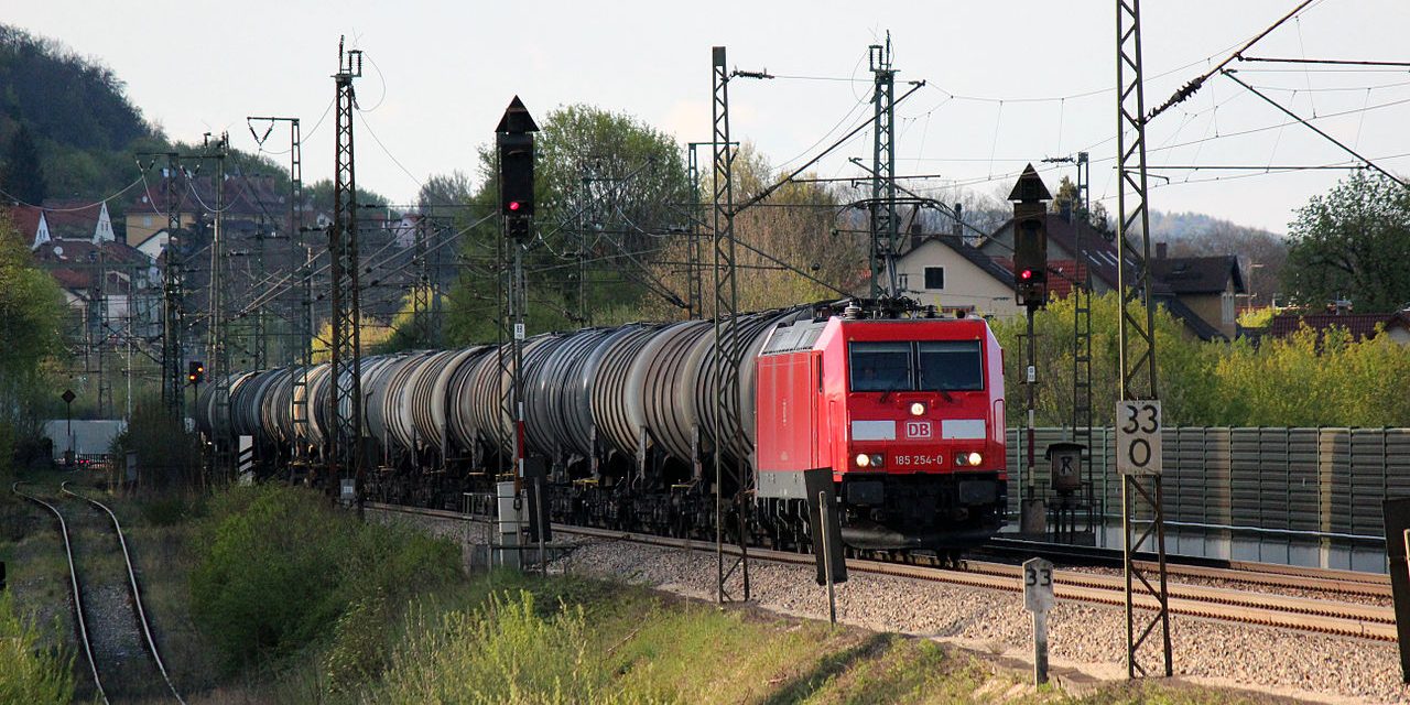 DB_BR_185_254-0_Güterzug_Kesselwagen_-_(DE)_Treuchtlingen_-_20.04.2014_(13983228751)