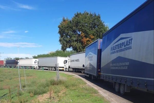 kelebija-kolona-guzve-290922-600×445