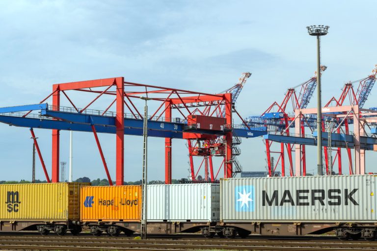 Güterzug mit Containern von MSC, Hapaq Lloyd, Maersk und P&O am