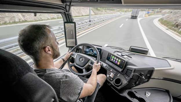 Weltpremiere des Flaggschiffs von Mercedes-Benz Trucks in Berlin: Der neue Actros mit Active Drive Assist: Mercedes-Benz Lkw bringt teilautomatisiertes Fahren in SerieWorld premiere of the new Mercedes-Benz Trucks flagship in Berlin: The new Actros with
