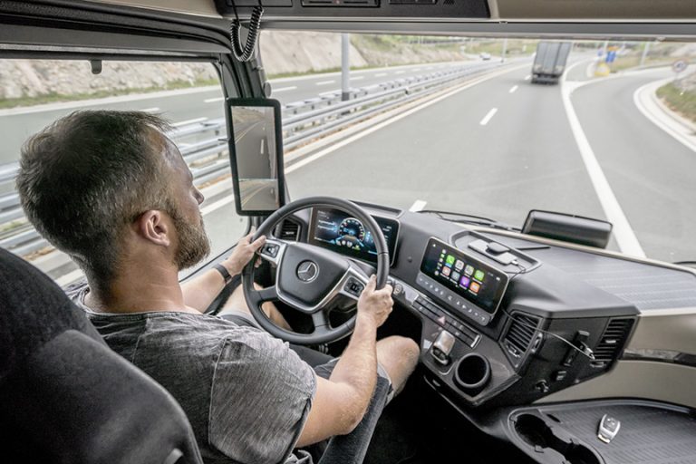 Weltpremiere des Flaggschiffs von Mercedes-Benz Trucks in Berlin: Der neue Actros mit Active Drive Assist: Mercedes-Benz Lkw bringt teilautomatisiertes Fahren in SerieWorld premiere of the new Mercedes-Benz Trucks flagship in Berlin: The new Actros with