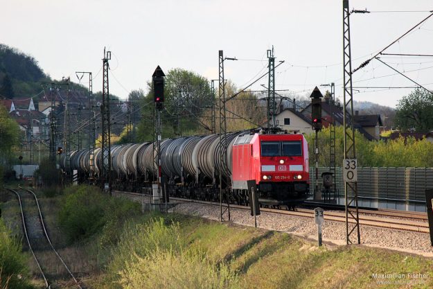 DB_BR_185_254-0_Güterzug_Kesselwagen_-_(DE)_Treuchtlingen_-_20.04.2014_(13983228751)